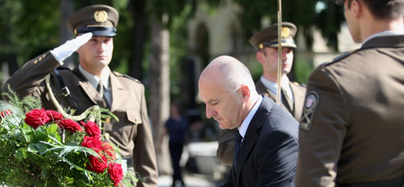 Izaslanstva Vlade, Sabora i predsjednika Republike položila vijence na Mirogoju